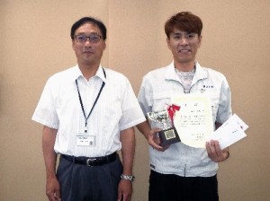 社内表彰（左:稲垣社長　右:佐藤選手）